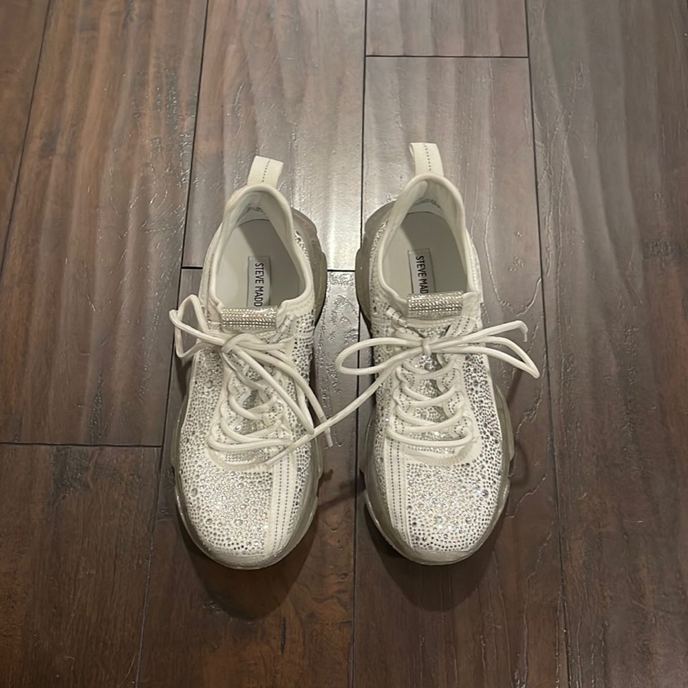 Tennis shoes